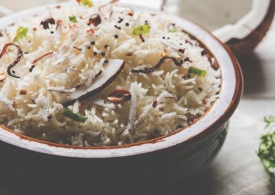 Arroz frito con coco y berza picante