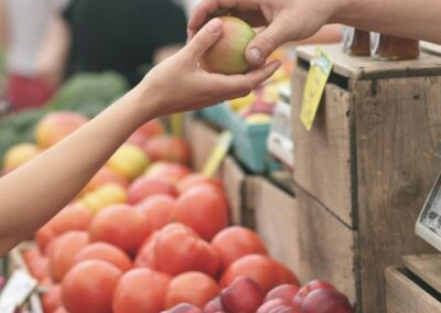 Creando una comunidad con acceso a comidas nutritivas y que apoya una economia local exitosa